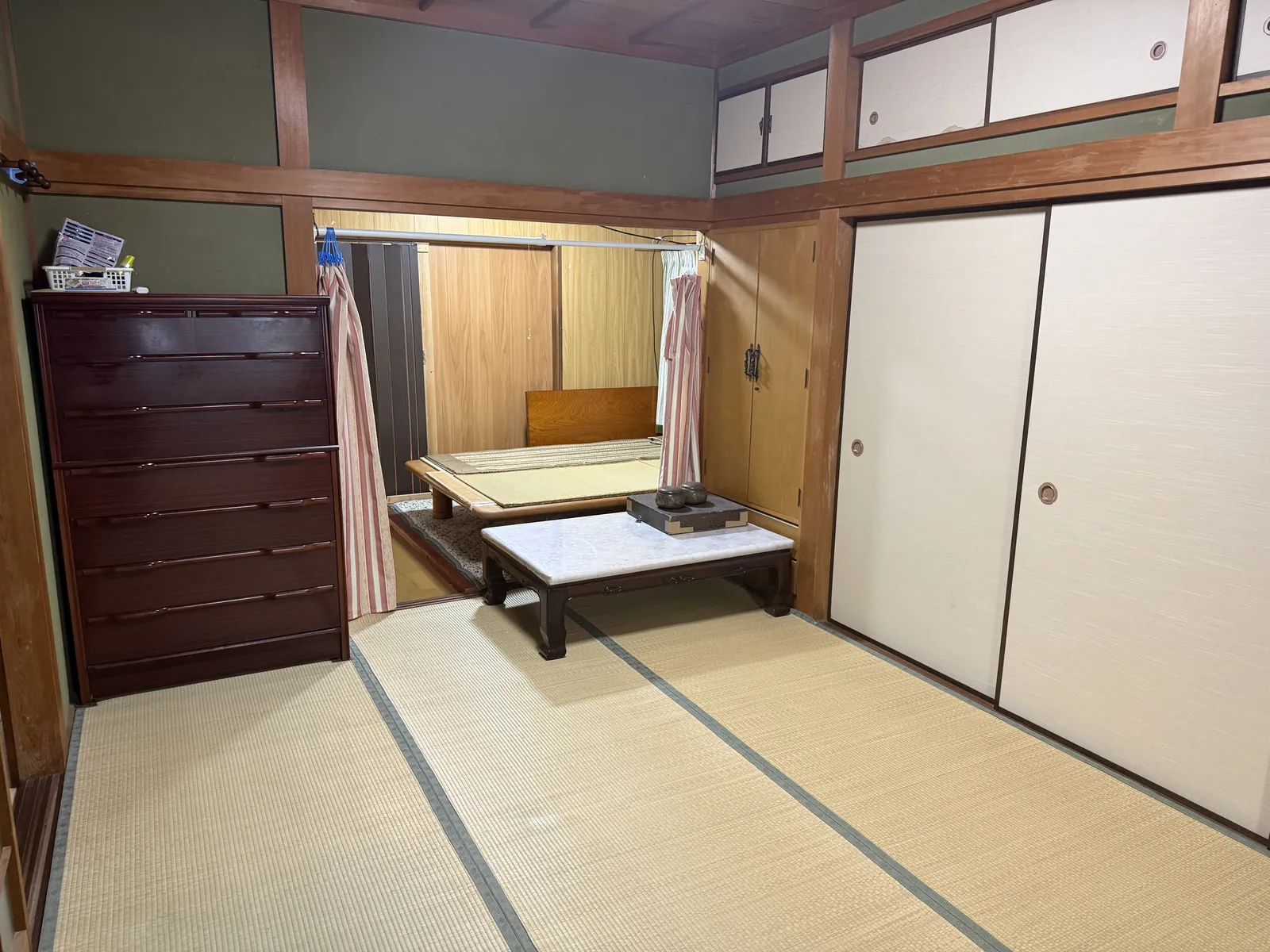 床の間と座卓のある1階の和室