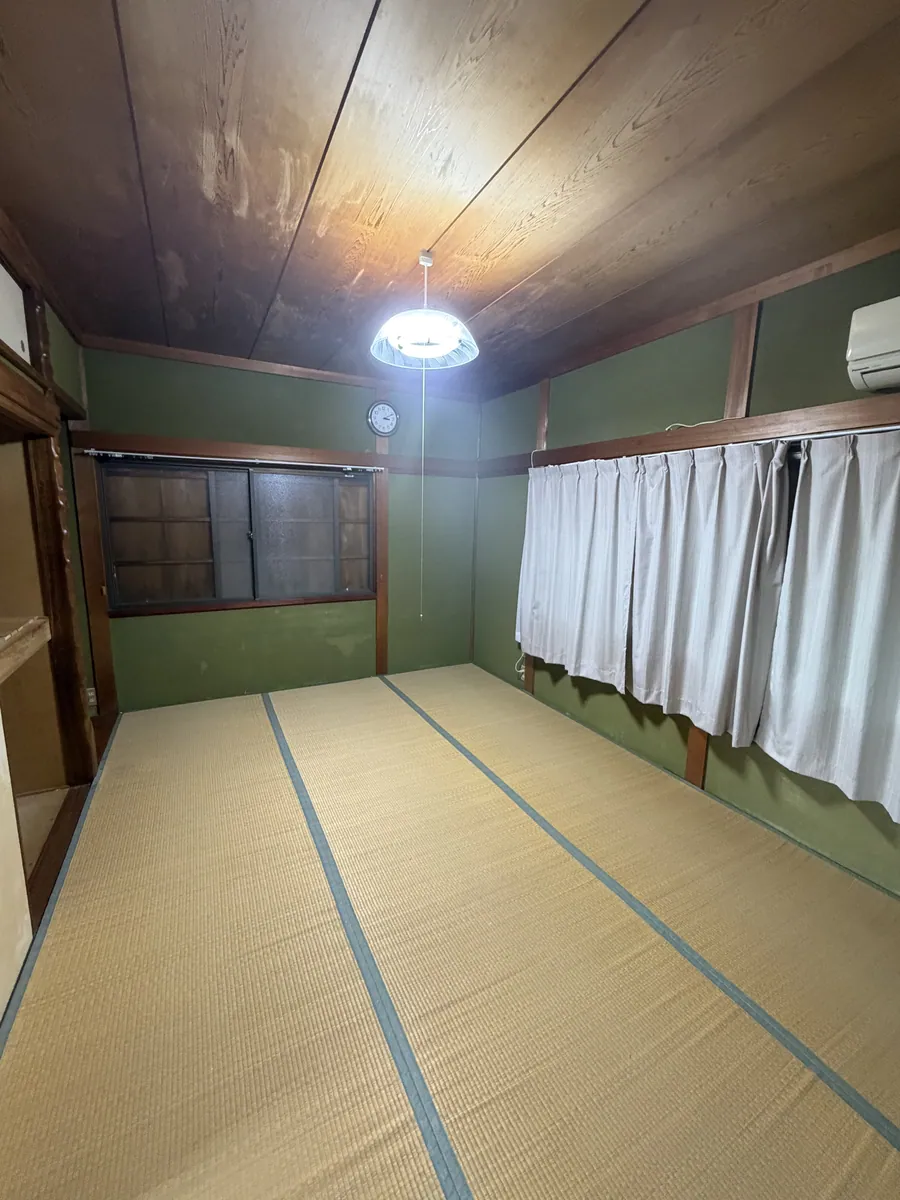 2階の和室。緑色の壁と畳の落ち着いた部屋