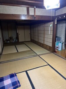 那智勝浦町下里の中古戸建の和室。続き間と障子、太い梁